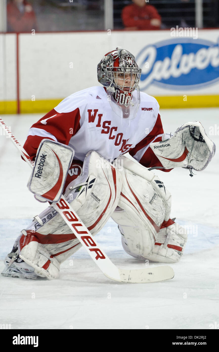 18. Februar 2011 - Madison, Wisconsin, USA - Wisconsin Torwart Scott Gudmandson (1) während des Spiels zwischen den Minnesota Golden Gophers und die Wisconsin Badgers am Kohl Center in Madison, Wisconsin.  Minnesota besiegt Wisconsin 5-2. (Kredit-Bild: © John Rowland/Southcreek Global/ZUMAPRESS.com) Stockfoto