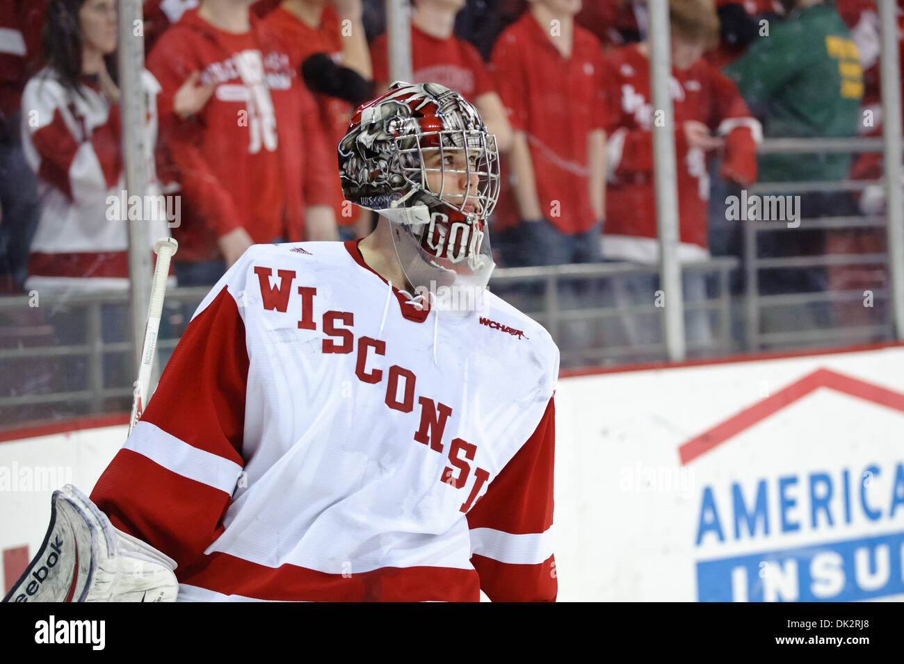 18. Februar 2011 - Madison, Wisconsin, USA - Wisconsin Torwart Scott Gudmandson (1) während des Spiels zwischen den Minnesota Golden Gophers und die Wisconsin Badgers am Kohl Center in Madison, Wisconsin.  Minnesota besiegt Wisconsin 5-2. (Kredit-Bild: © John Rowland/Southcreek Global/ZUMAPRESS.com) Stockfoto