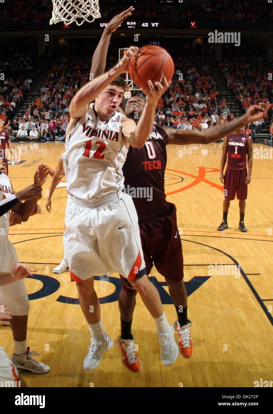 19. Februar 2011 - Charlottesville, Virginia, Vereinigte Staaten - Virginia Cavaliers Guard JOE HARRIS (12) packt den Abpraller neben Virginia Tech Hokies vorwärts JEFF ALLEN (0) bei einem NCAA Basketball-Spiel in der John Paul Jones Arena. Virginia besiegte im Staat Rivalen Virginia Tech 61-54. (Kredit-Bild: © Andrew Shurtleff/ZUMAPRESS.com) Stockfoto