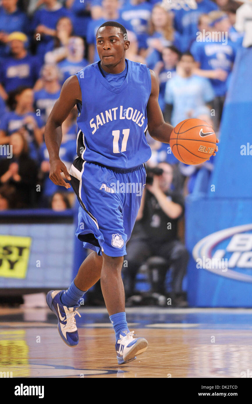 19. Februar 2011 - St. Louis, Missouri, Vereinigte Staaten von Amerika - Saint Louis Billikens guard Mike McCall (11) dribbelt sich Gericht wie die Charlotte 49ers übernehmen die Saint Louis Billikens. Die Saint Louis Billikens besiegen die Charlotte 49ers 61-56. (Kredit-Bild: © Danny Reise/Southcreek Global/ZUMAPRESS.com) Stockfoto