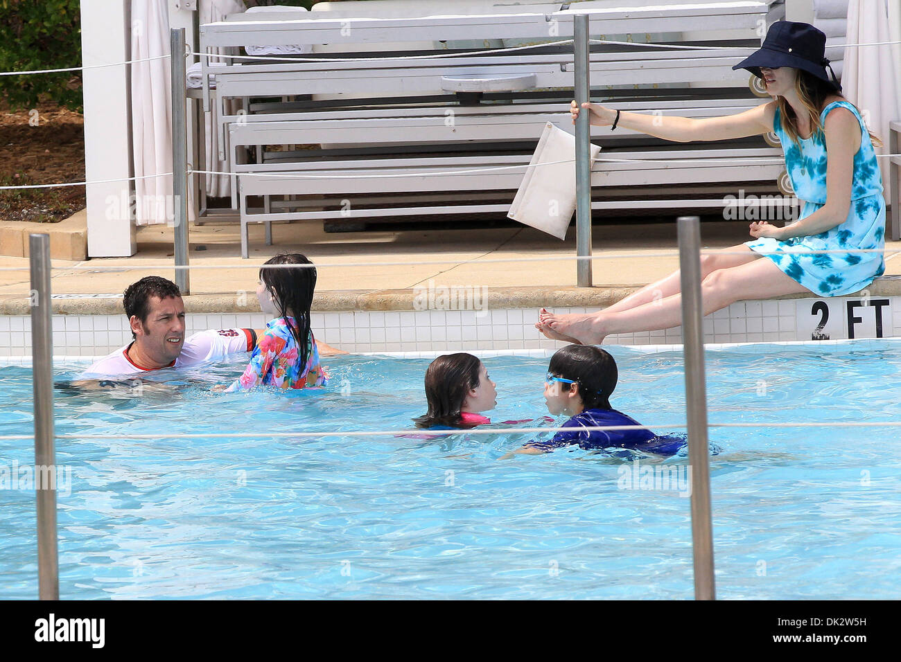Adam Sandler verbringt den Tag mit seinen Töchtern Sunny und Sadie im Pool vom Hotel seine South Beach Miami Florida - 30.03.12 Stockfoto