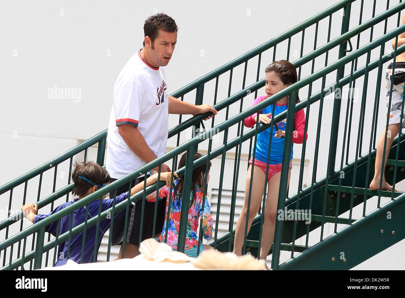 Adam Sandler verbringt den Tag mit seinen Töchtern Sunny und Sadie im Pool vom Hotel seine South Beach Miami Florida - 30.03.12 Featuring: Stockfoto