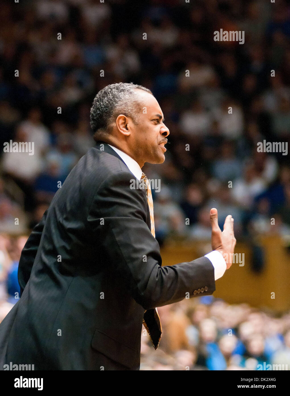 20. Februar 2011 - fordert Durham, North Carolina, USA - Georgia Tech Head Coach Paul Hewitt seine Tem auf. Herzog führt Georgia Tech 37-28 auf der Hälfte bei Cameron Indoor Stadium Durham NC (Credit-Bild: © Mark Abbott/Southcreek Global/ZUMAPRESS.com) Stockfoto