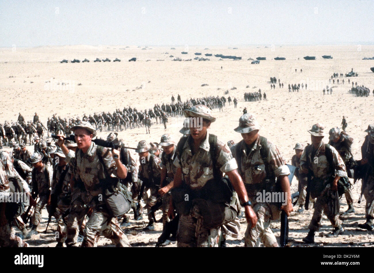 US-Marines aus der 1. Marine Expeditionary Force bewegen durch die saudischen Wüste zurück zu ihrem Lager nach einer Übung während der Operation Desert Shield 1. Februar 1991 in Saudi Arabien. Stockfoto