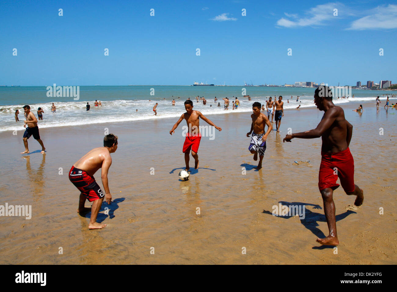 Jugendliche, die Fußball spielen, am Strand, Praia do Meireles, Fortaleza, Brasilien. Stockfoto