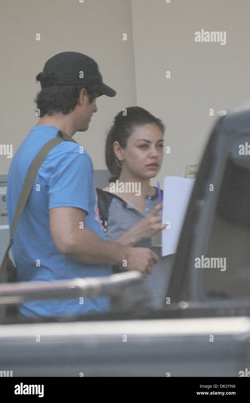 Mila Kunis trägt kein Make-up, wie sie Fitness-Studio mit ihrem Trainer verlässt und dann ihr Nägel gemacht in West Hollywood Los Angeles bekommt Stockfoto