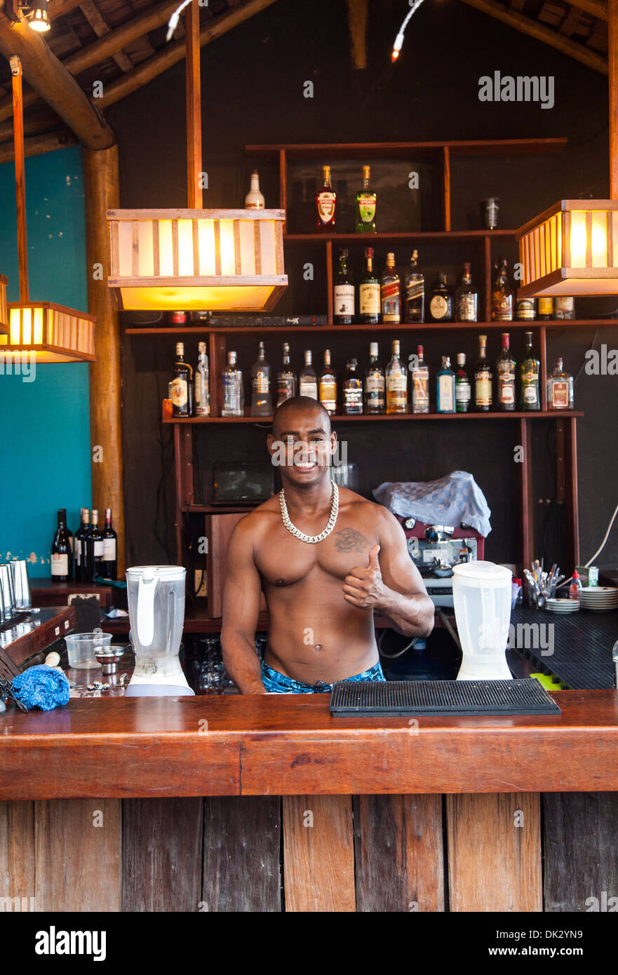 Barkeeper auf Castanha Restaurant, Cumbuco, Fortaleza, Brasilien. Stockfoto
