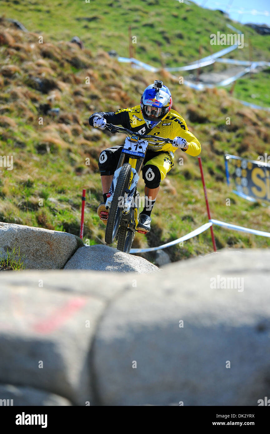 Downhill-Mountainbike Fahrrad Racer Gee Atherton konkurriert in der UCI Mountain Bike World Cup in Fort William, Schottland. Stockfoto