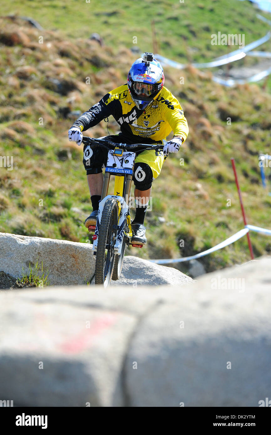 Downhill-Mountainbike Fahrrad Racer Gee Atherton konkurriert in der UCI Mountain Bike World Cup in Fort William, Schottland. Stockfoto