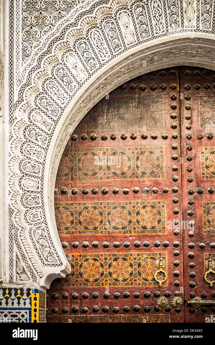 Typische Architektur der marokkanischen Tür in Marrakesch Stockfoto