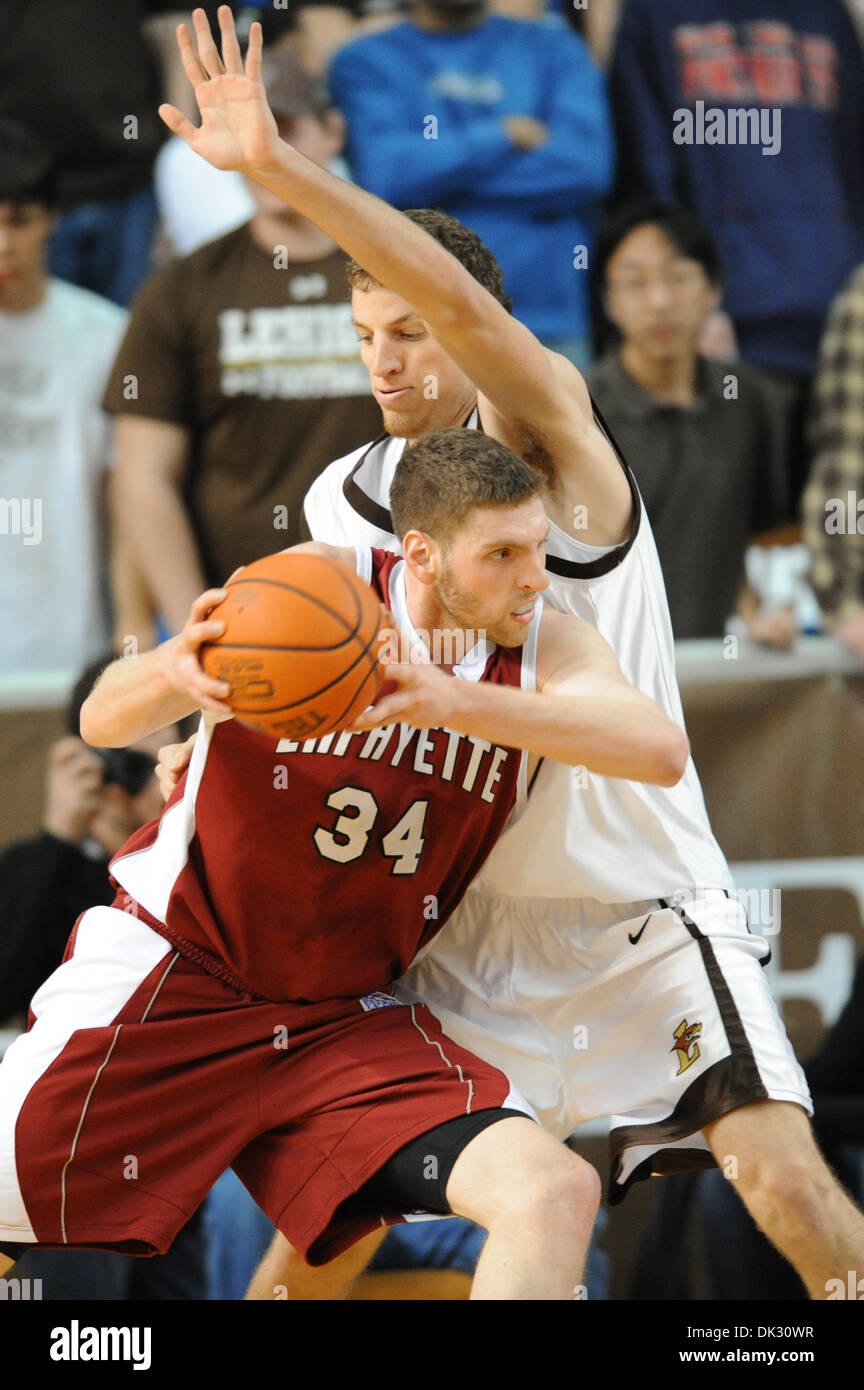 20. Februar 2011 - Bethlehem, Pennsylvania, USA - Lafayette College F JARED MINTZ (34) Laufwerke in den Korb gegen Lehigh University F GABE KNUTSON (42) am Sonntag Patriot League-Match-Up Stabler Arena. Lehigh besiegte Lafayette mit einem Endstand von 67-66. (Kredit-Bild: © Brian befreit/Southcreek Global/ZUMAPRESS.com) Stockfoto