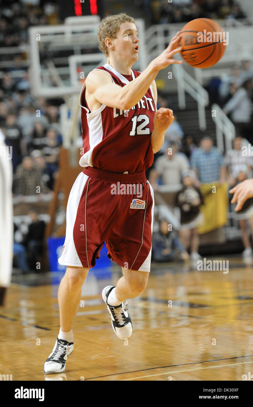 20. Februar 2011 - übergibt Bethlehem, Pennsylvania, USA - Lafayette College G Ben Wheeler (12) den Ball Weg zu einem Mitspieler während Sonntag Patriot League Match-Up gegen Lehigh Stabler Arena in Bethlehem, Pennsylvania. Lehigh besiegt Lafayette mit einem Endstand von 67-66. (Kredit-Bild: © Brian befreit/Southcreek Global/ZUMAPRESS.com) Stockfoto