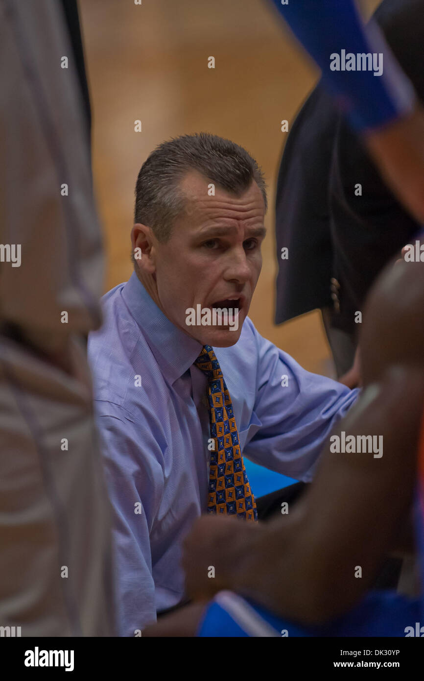 20. Februar 2011 spricht - Baton Rouge, Louisiana, Vereinigte Staaten von Amerika - Florida Gator Head Coach Billy Donovan mit seinem Team während einer Auszeit. Florida besiegte LSU 68-61. (Kredit-Bild: © Joseph Bellamy/Southcreek Global/ZUMAPRESS.com) Stockfoto