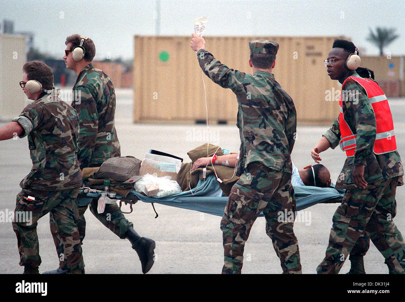 US Marine Corps Wurf Träger tragen eine verwundete Marine über den Hubschrauberlandeplatz am Krankenhaus 5 Flotte während der Operation Desert Storm 28. Februar 1991 in Al-Jubail, Saudi Arabien. Stockfoto