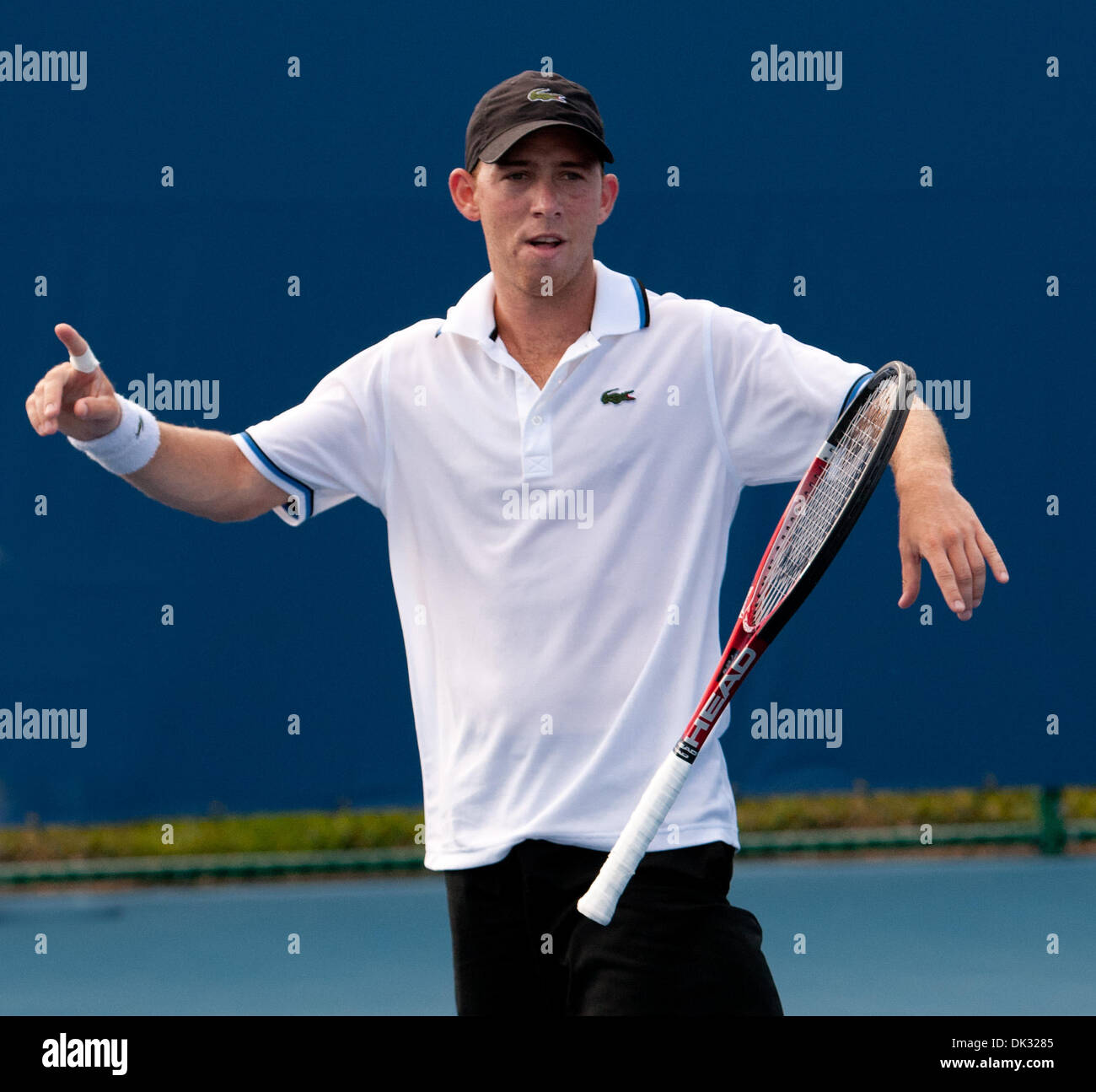 22. Februar 2011 - Delray Beach, FL, USA - Delray Beach, FL - 2011 Delray Beach ITC: John McEnroe (USA) und Mats Wilander (SWE) eine Ausstellung East Atlantic Blvd in Delray Beach FL. Â © Andrew Patron/Zuma Press getroffen (Credit-Bild: © Andrew Patron/ZUMAPRESS.com) Stockfoto