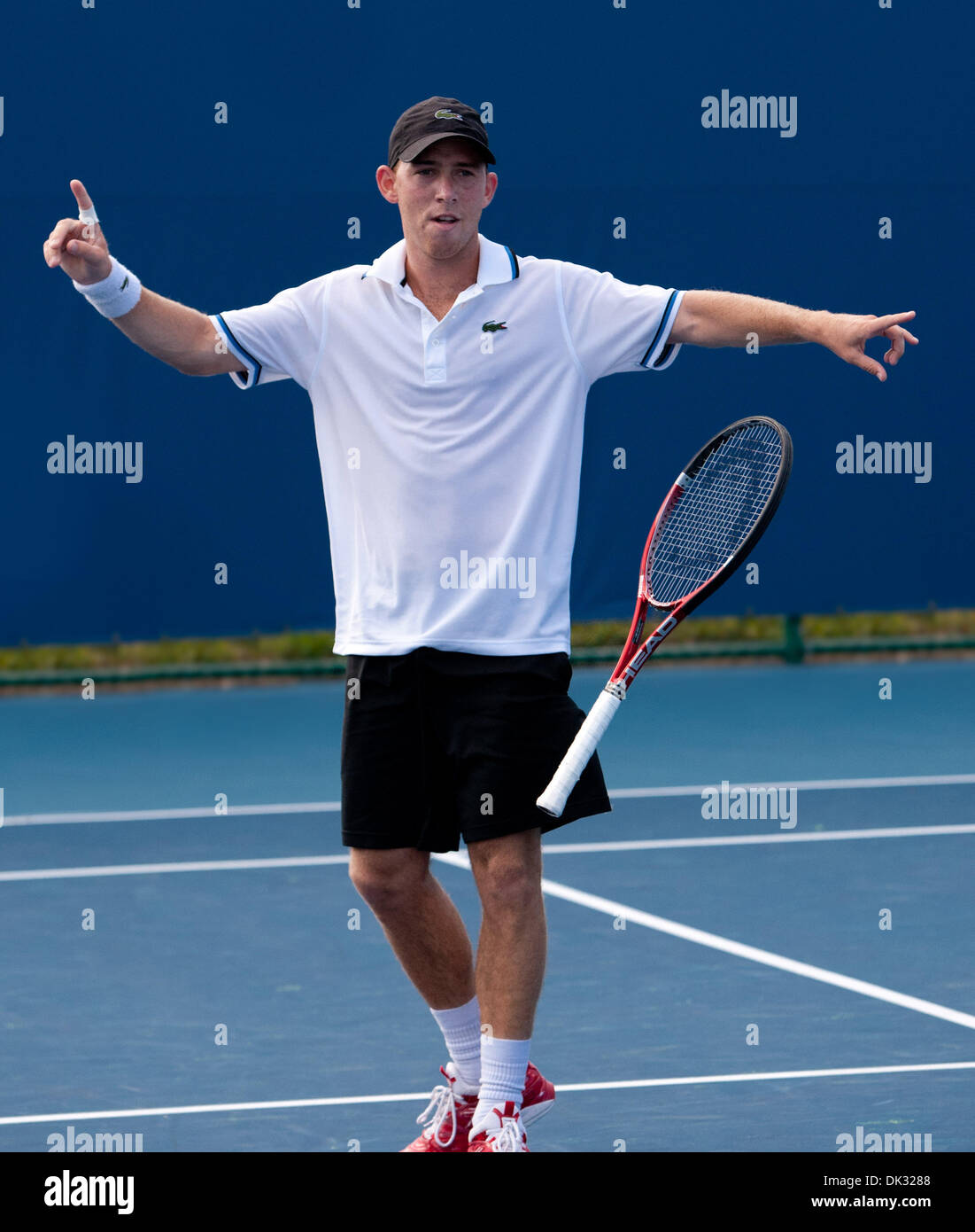 22. Februar 2011 - Delray Beach, FL, USA - Delray Beach, FL - 2011 Delray Beach ITC: John McEnroe (USA) und Mats Wilander (SWE) eine Ausstellung East Atlantic Blvd in Delray Beach FL. Â © Andrew Patron/Zuma Press getroffen (Credit-Bild: © Andrew Patron/ZUMAPRESS.com) Stockfoto