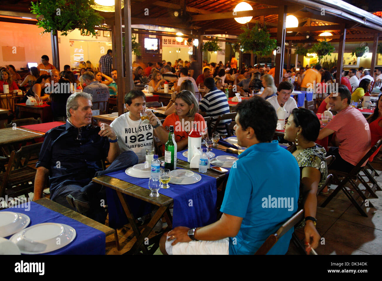 Menschen sitzen im Restaurant Colher de Pau, Fortaleza, Brasilien. Stockfoto