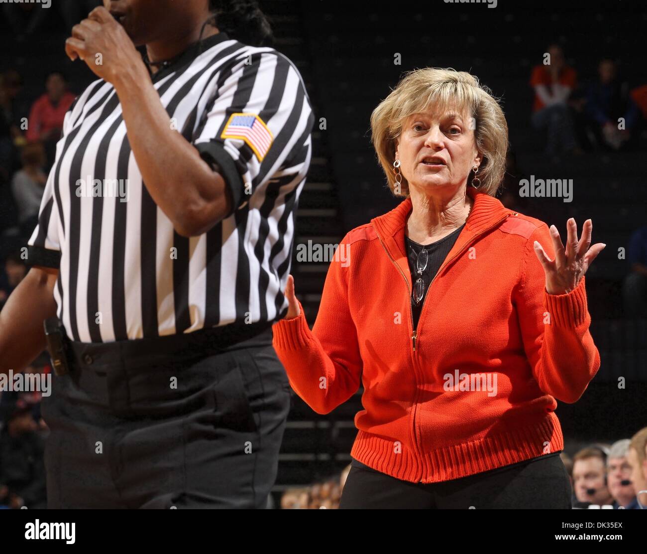 24. Februar 2011 - Charlottesville, Virginia, Vereinigte Staaten - Virginia Cavaliers Cheftrainer DEBBIE RYAN bei einem NCAA Basketball-Spiel gegen die Duke Blue Devils in der John Paul Jones Arena reagiert. Herzog gewann 71-48.  (Kredit-Bild: © Andrew Shurtleff/ZUMAPRESS.com) Stockfoto