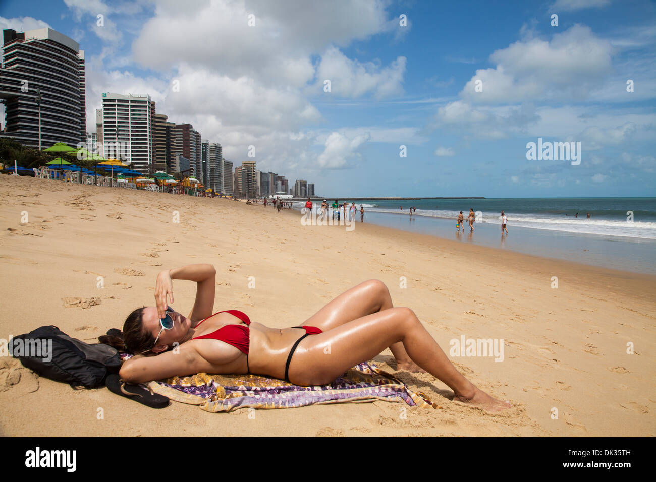 Frau Sonnenbaden an der Praia Meireles, Fortaleza, Brasilien. Stockfoto