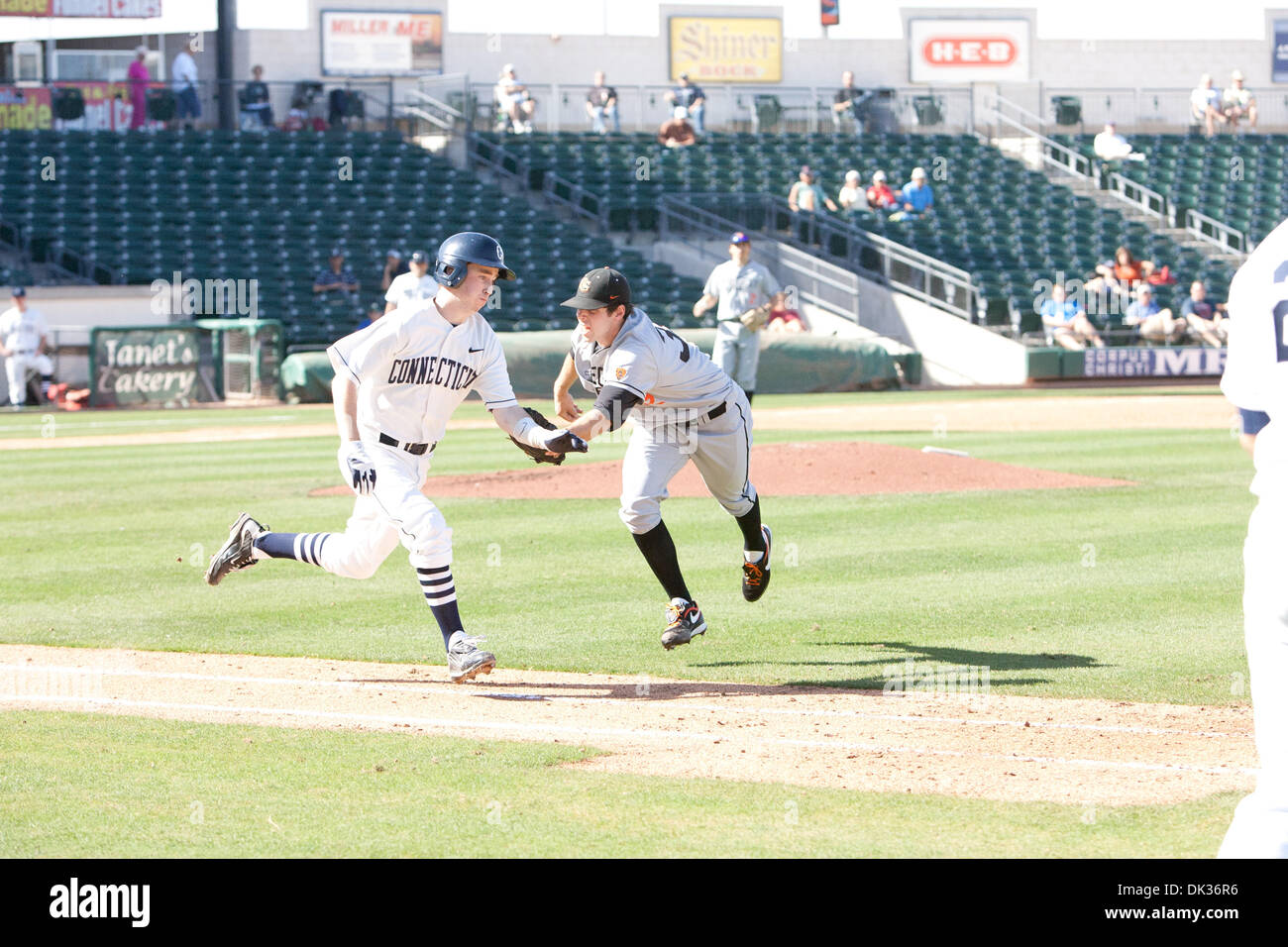 25. Februar 2011 - Corpus Christi, Texas, macht US - Oregon State P Sam Gaviglio das Spiel auf UConn Mike Friel während der 2011 Kleberg Bank College Classic an Fronleichnam von Double A Haken nach Hause. Oregon State besiegt die UConn 2-0. (Kredit-Bild: © Juan DeLeon/Southcreek Global/ZUMAPRESS.com) Stockfoto