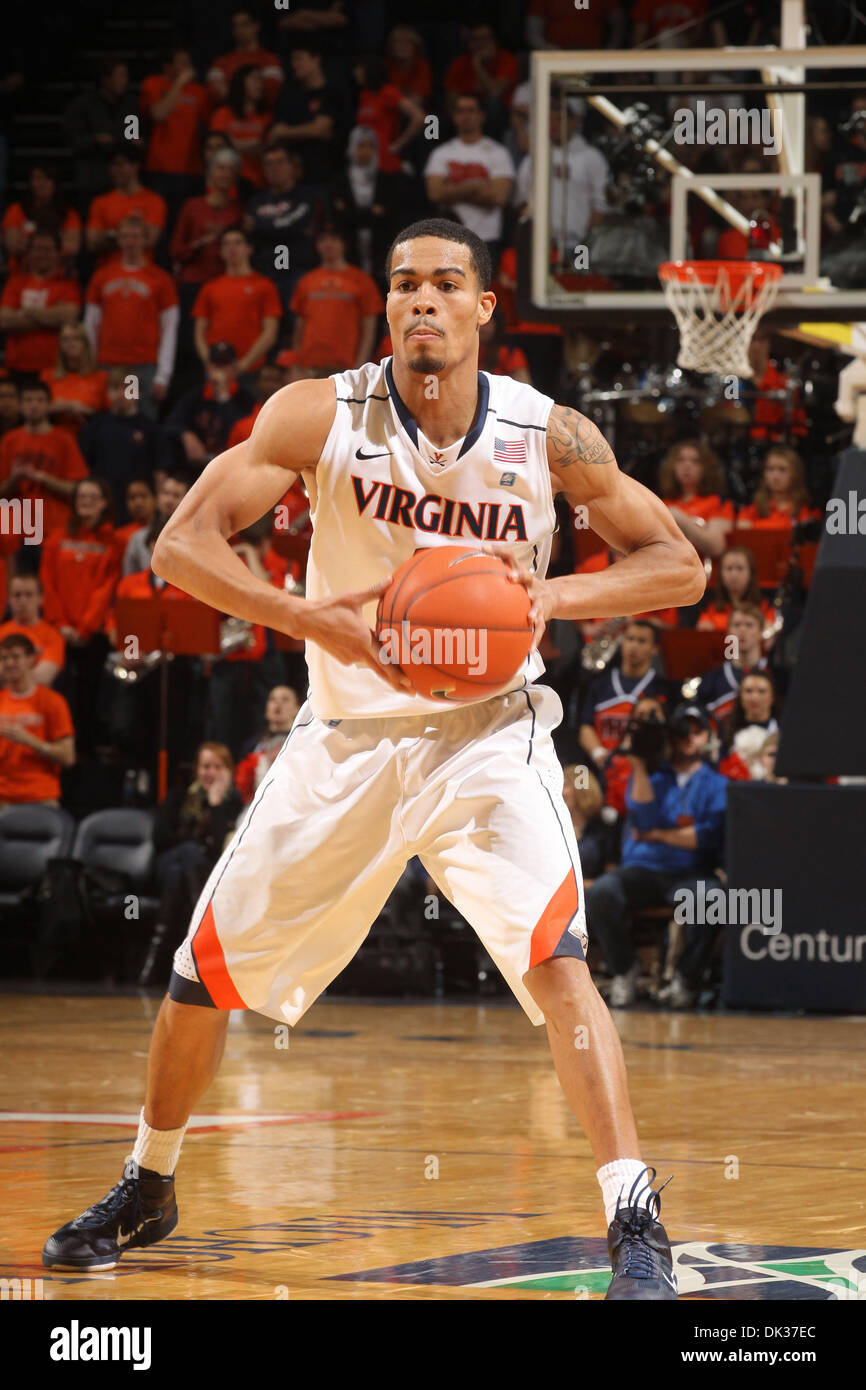 26. Februar 2011 - Handspiel von Charlottesville, Virginia, USA - NCAA COLLEGE BASKETBALL - Virginia Cavaliers Guard MUSTAPHA FARRAKHAN (2) während des Spiels in der John Paul Jones Arena. Boston College Eagles gewann 63-44. (Kredit-Bild: © Andrew Shurtleff/ZUMAPRESS.com) Stockfoto