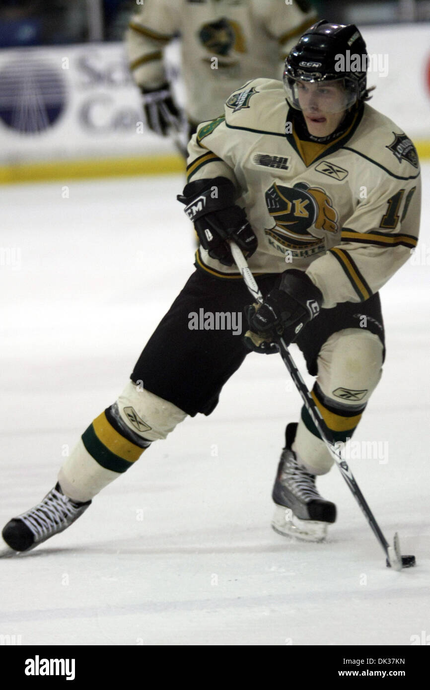 26. Februar 2011 - bringt Plymouth, Michigan, USA - London nach vorne Vladislav Namestnikov (#18) den Puck über die blaue Linie. Die Plymouth Whalers besiegte den London Knights mit einem Score von 7-2. (Kredit-Bild: © Alan Ashley/Southcreek Global/ZUMAPRESS.com) Stockfoto