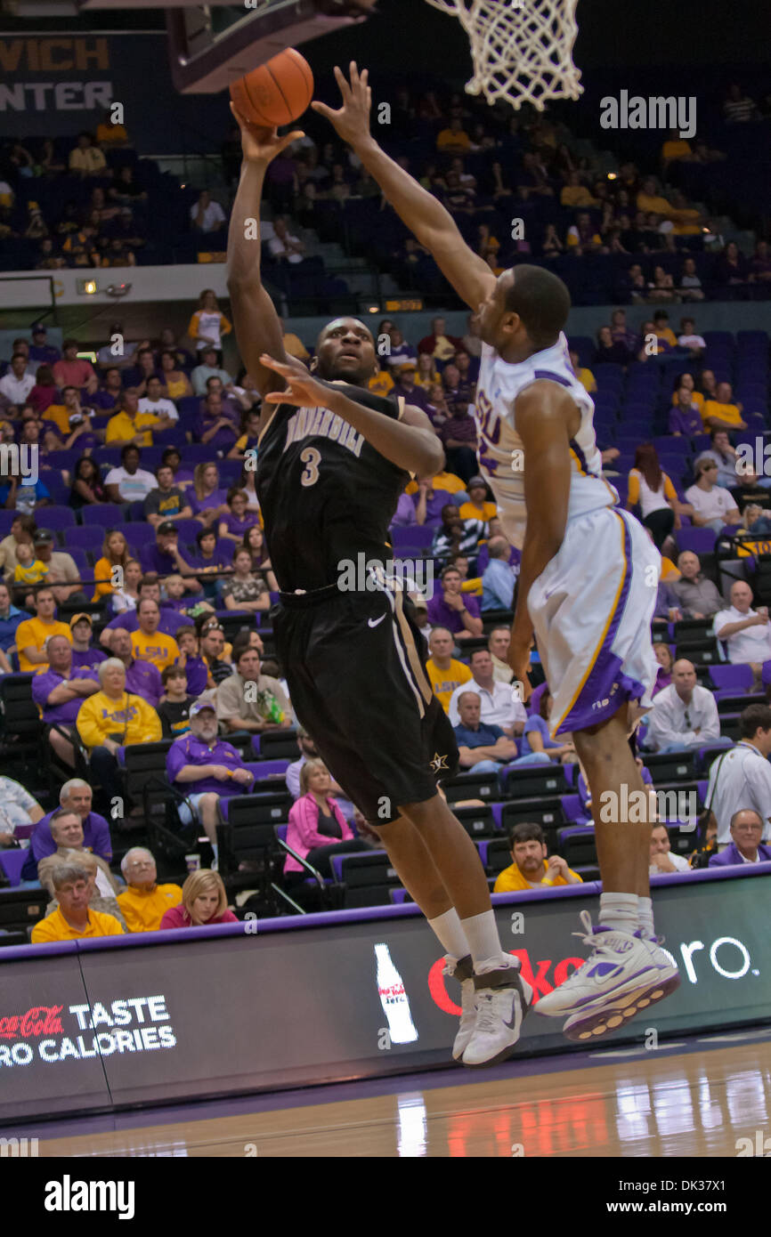 26. Februar 2011 - Baton Rouge, Louisiana, Vereinigte Staaten von Amerika - Vanderbilt Commodore Zentrum Festus Ezeli (3) macht ein Hakenwurf über LSU Tigers Sturm Warren (24) in der zweiten Hälfte nach vorne. Vanderbilt besiegte LSU 90-69. (Kredit-Bild: © Joseph Bellamy/Southcreek Global/ZUMAPRESS.com) Stockfoto