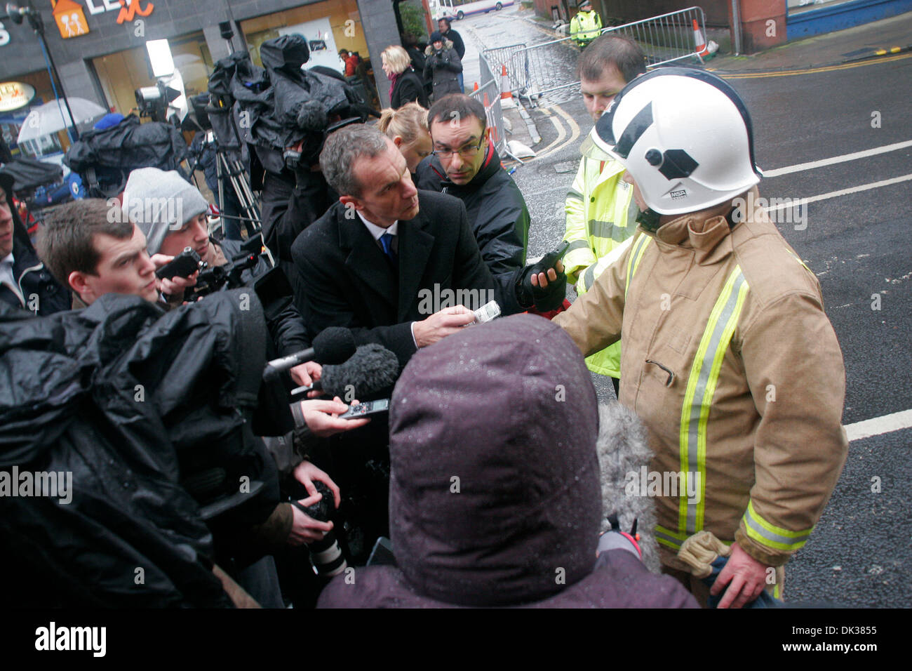 Glasgow, Vereinigtes Königreich. 2. Dezember 2013. Schottland Feuer und Rettung Service Assistant Chief Officer David Goodhew informiert die Medien am Tag3 des Rescue &amp; Recovery Vorgangs an der Clutha Bar in Glasgow. Ein Polizei-Hubschrauber stürzte in das Gebäude am Freitagabend mindestens neun Menschen getötet. Bildnachweis: ALAN OLIVER/Alamy Live-Nachrichten Stockfoto