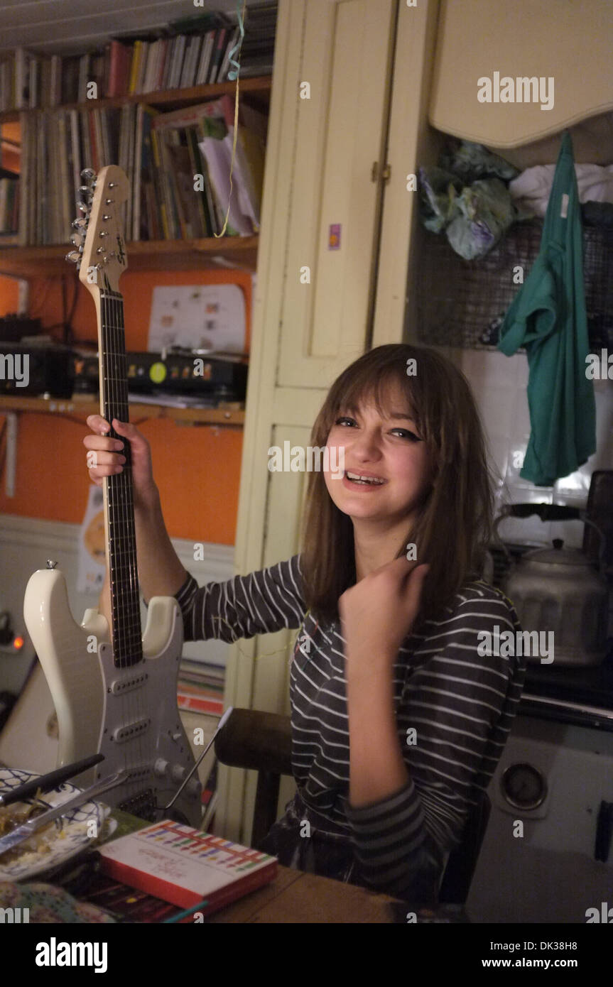 Ein 16 Jahres altes Mädchen packt ein Geschenk Stockfoto