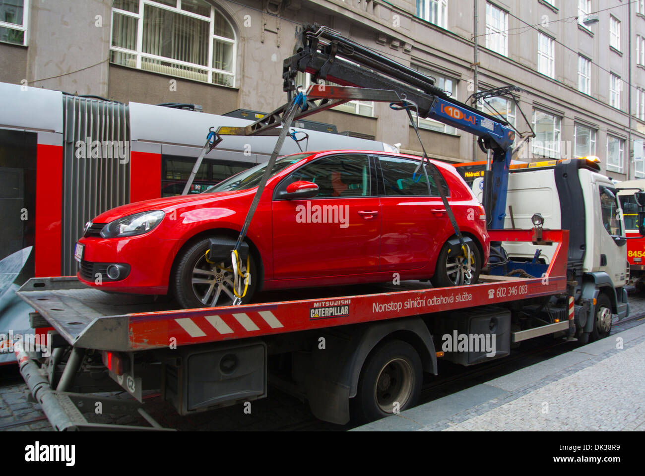 Auto wird weggenommen wegen Verletzung Parkplatz Prag Tschechische Republik Europa Stockfoto