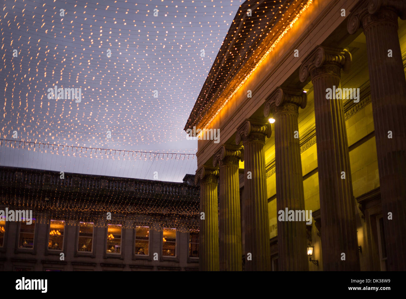 Royal Exchange Square, Glasgow, Schottland, in der Abenddämmerung mit festlichen Weihnachtsbeleuchtung. Stockfoto