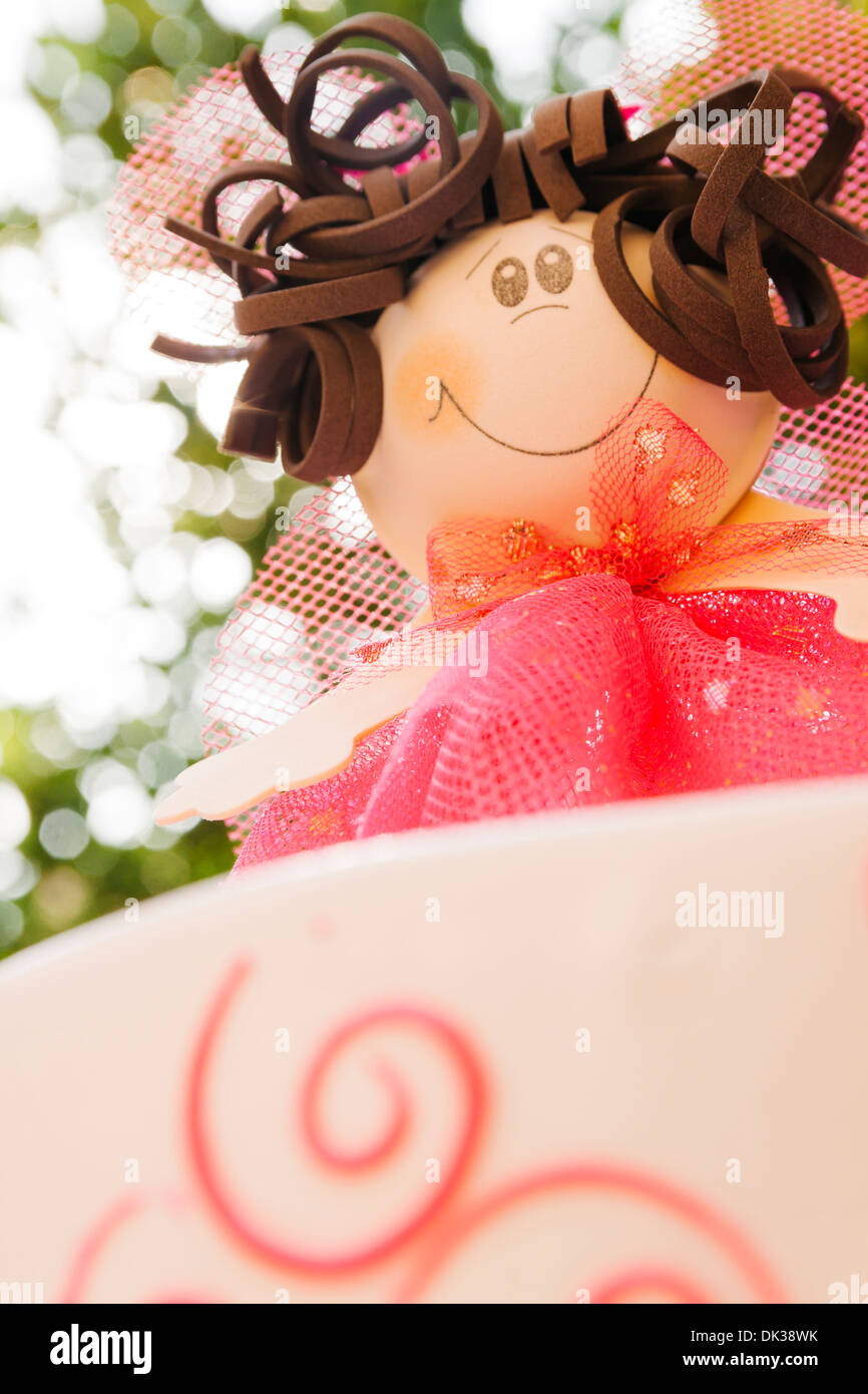 Glasierte Kuchen mit Puppe trägt ein rosa Kleid und lockiges Haar sitzt auf, während ein Mädchen Party in Monterrey, N.L. (Mexiko). Stockfoto