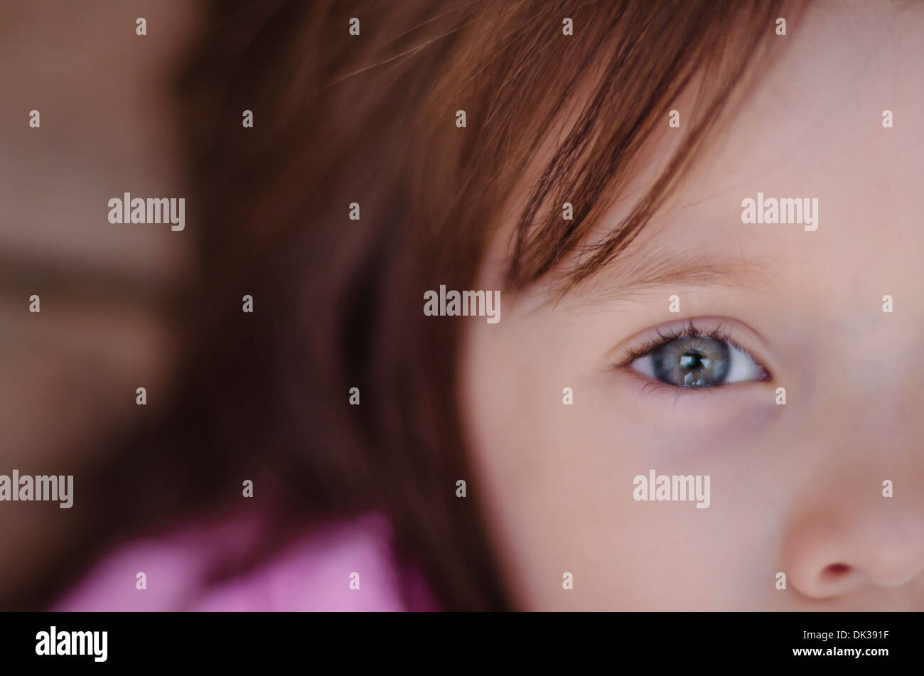 Partielle Schuss in den Kopf von kleinen Mädchen mit blauen Augen, die Verlegung auf einem Holzdeck. Stockfoto