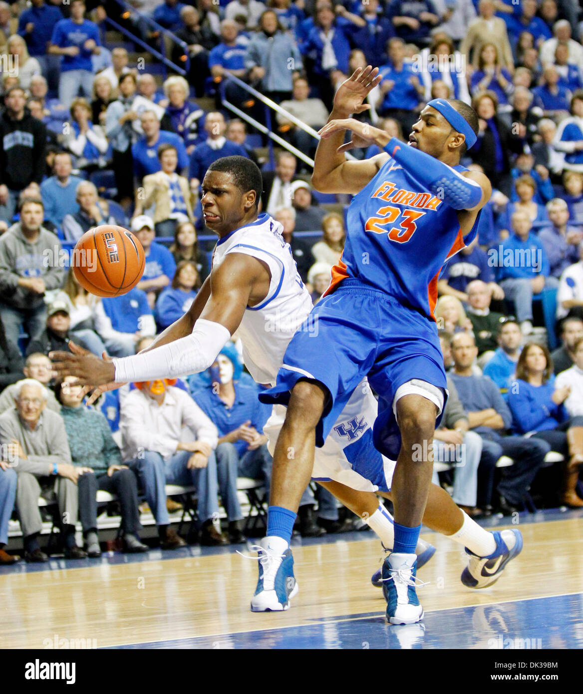 26. Februar 2011 gefoult - Lexington, Kentucky, USA - Florida Alex Tyus Terrence Jones, stieß ihn nieder in der zweiten Hälfte der Florida in Kentucky Herren-Basketball-Spiel in Rupp Arena in Lexington, Kentucky, auf Samstag, 26. Februar 2011. Kentucky schlagen Florida 76-68. Miller Blei UK mit 24 Punkten. Foto von Pablo Alcala | Personal (Kredit-Bild: © Lexington Herald-Leader/ZUMAPRESS.com) Stockfoto