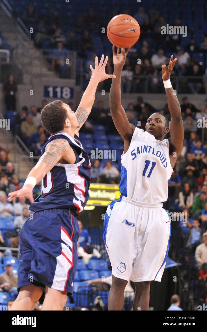 26. Februar 2011 - St. Louis, Missouri, Vereinigte Staaten von Amerika - Saint Louis Billikens Guard Mike McCall (11) für drei unter dem Druck von Duqusene Herzöge schießt guard t.j. McConnell (20) wie die Saint Louis Billikens Duquesne Dukes übernehmen. Die Saint Louis Billikens besiegen die Duquesne Dukes 61 - 51. (Kredit-Bild: © Danny Reise/Southcreek Global/ZUMAPRESS.com) Stockfoto