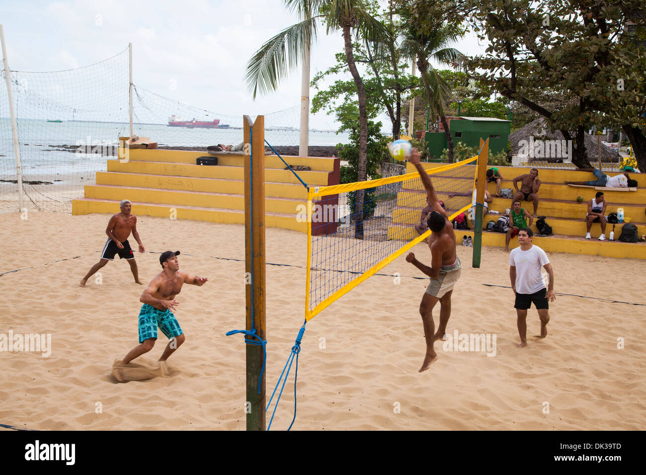 Männer spielen Volleyball auf Praia tun Meireles, Fortaleza, Brasilien. Stockfoto