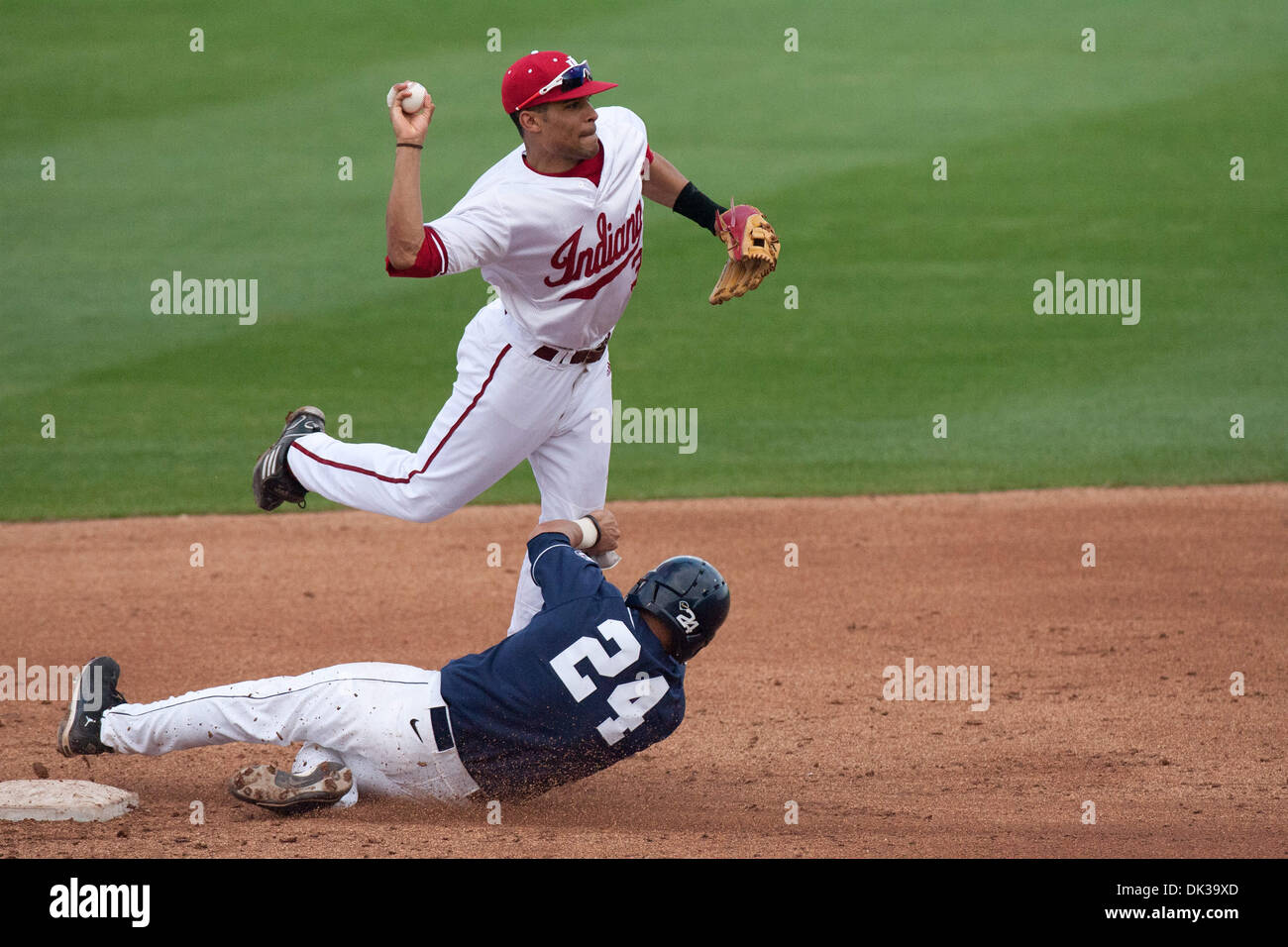 26. Februar 2011 - Corpus Christi, Texas, USA - Indiana Hoosier von (3) Micah Johnson aus der Balance werfen dreht sich ein Doppelspiel beim UConn (24) LJ Mizzilli Folien zur 2. Base während der 2011 Kleberg Bank College Classic in Corpus Christi, TX Heimat der Double '' A'' Corpus Christi Haken. Indiana State besiegte die Connecticut 3-1. (Kredit-Bild: © Juan DeLeon/Southcreek Global/ZUMAPRESS.c Stockfoto