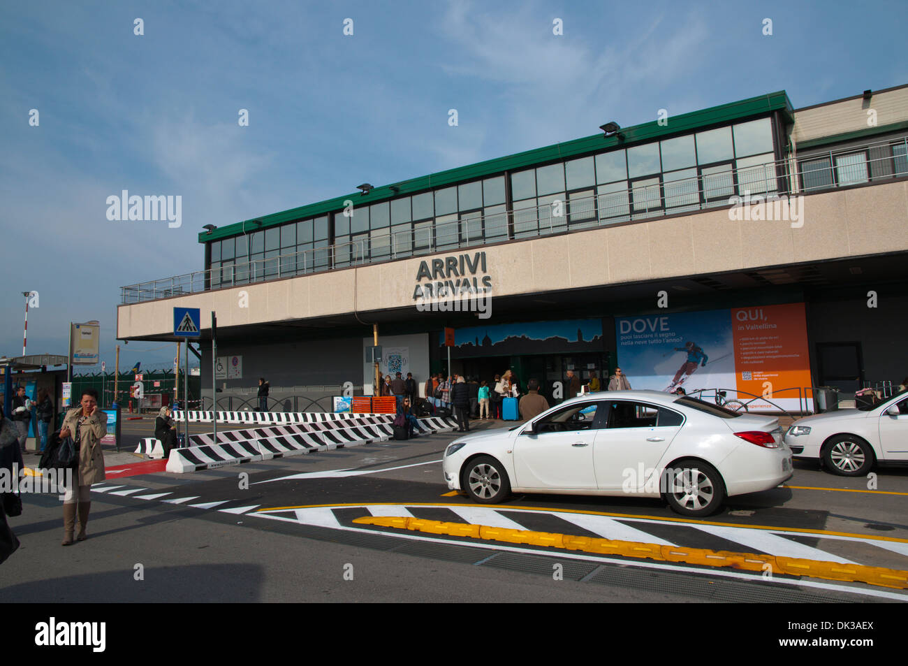 Flughafen Bergamo Ryanair Abflug Terminal Parken www.alamy.de