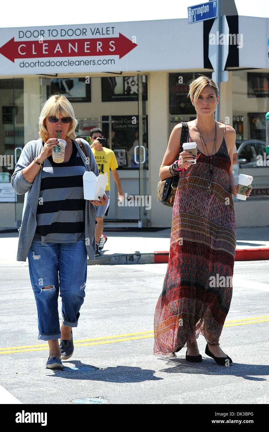 Heidi Klum und ihre Mutter Erna Klum sind unterwegs in Brentwood, Los Angeles Kalifornien - 21.04.12 gesehen. Stockfoto