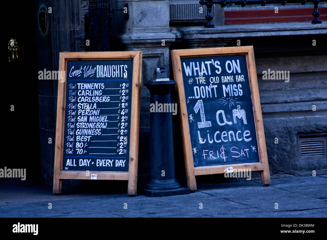 Zwei Tafeln außerhalb der alten Bank Bar Werbung ihre Angebote für Getränke und neue Lizenz Stunden in Dundee, Großbritannien Stockfoto