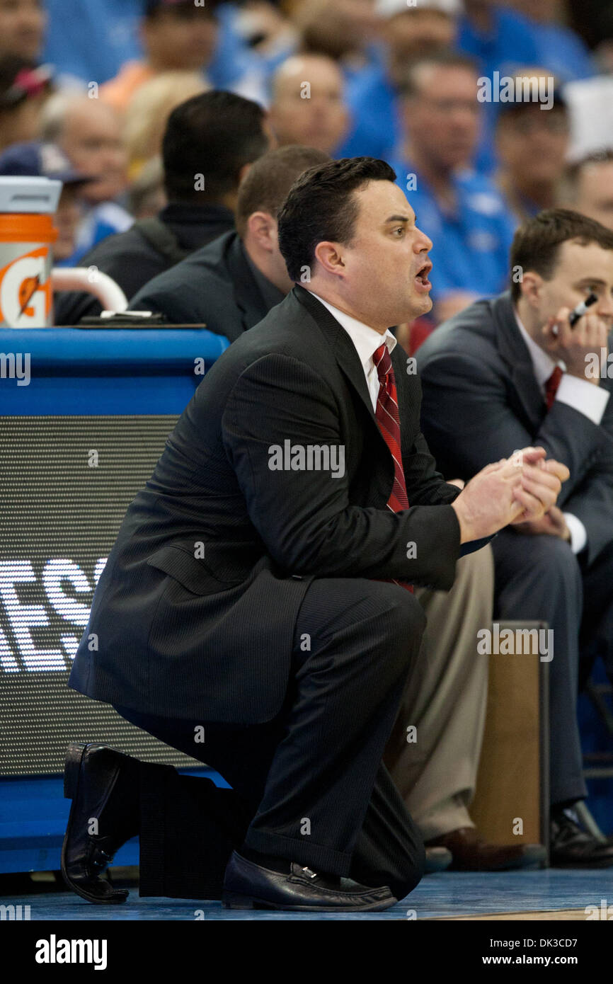 26. Februar 2011 - Westwood, Kalifornien, USA - Arizona Wildcats head Coach Sean Miller während der NCAA Basketball-Spiel zwischen den Arizona Wildcats und die UCLA Bruins im Pauley Pavilion. Die Bruins fuhr fort, um die Wildcats mit einem Endstand von 71-49 zu zerstören. (Kredit-Bild: © Brandon Parry/Southcreek Global/ZUMAPRESS.com) Stockfoto