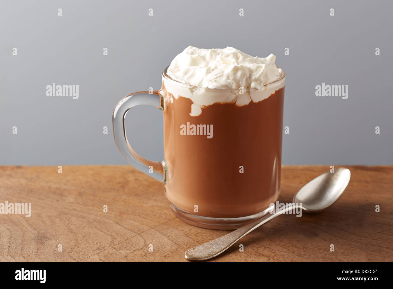 Tasse heiße Schokolade mit Schlagsahne auf Holztisch Stockfoto