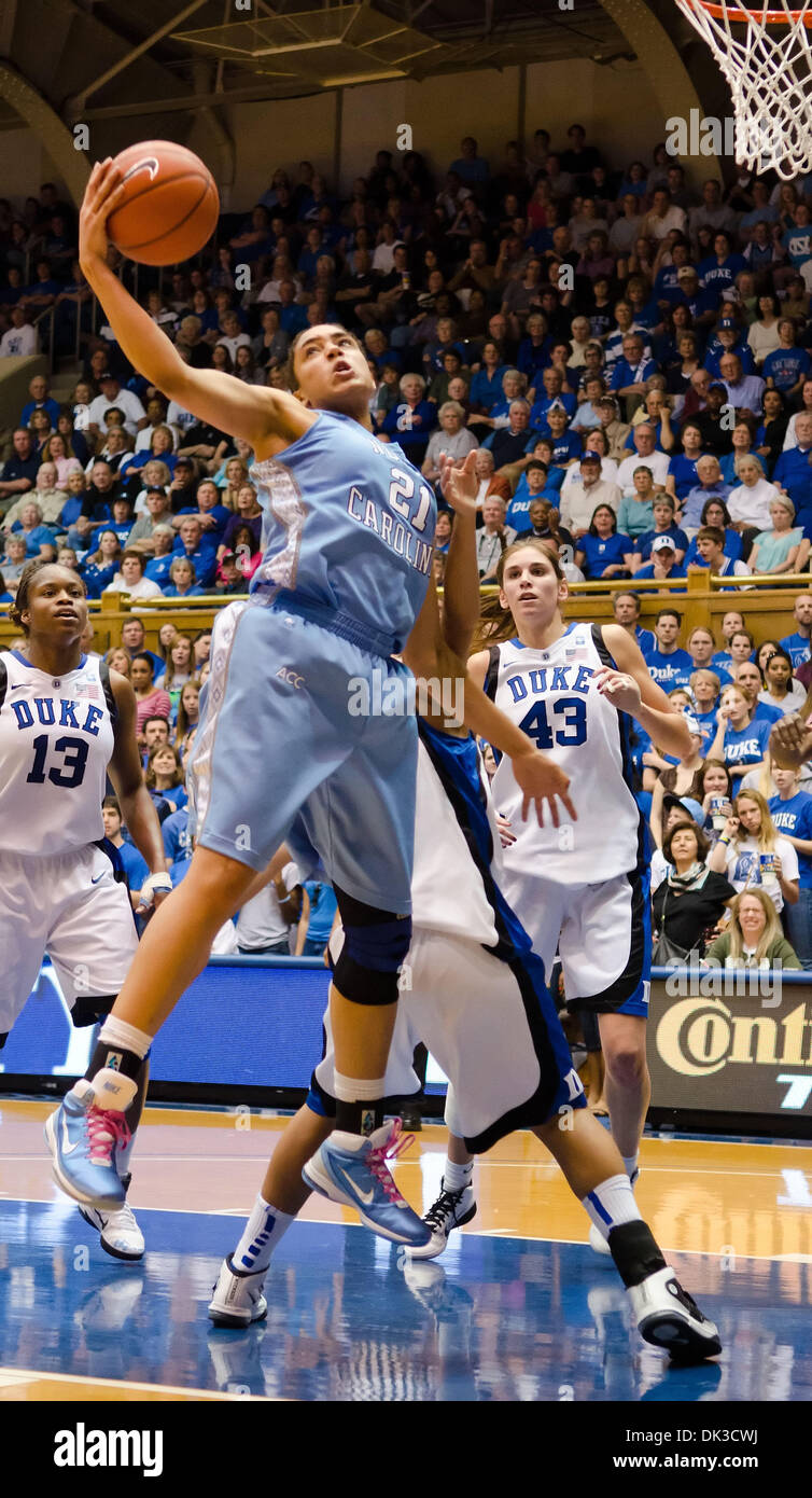 27. Februar 2011 - greift Durham, North Carolina, USA - North Carolina nach vorne/Mitte Chay Shegog (20) eine offensive Rebound. Herzog schlägt North Carolina 66-58 am Cameron Indoor Stadium (Credit-Bild: © Mark Abbott/Southcreek Global/ZUMAPRESS.com) Stockfoto