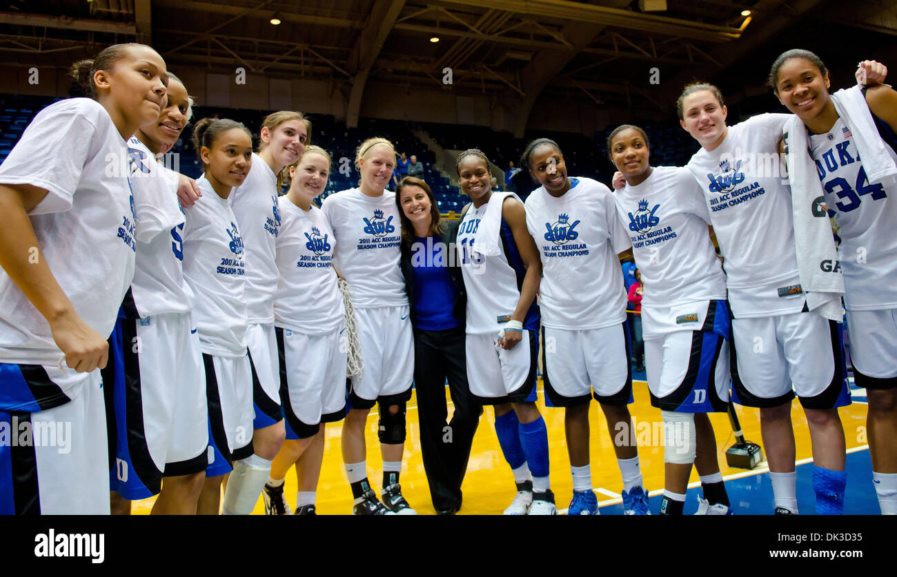 27. Februar 2011 - Durham, North Carolina, USA - DUke Frauen gewinnen ACC regulären Saison Kachel mit Sieg über UNC-Herzog North Carolina 66-58 am Cameron Indoor Stadium schlägt (Credit-Bild: © Mark Abbott/Southcreek Global/ZUMAPRESS.com) Stockfoto