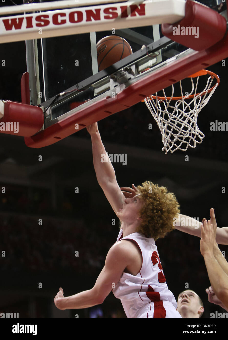 27. Februar 2011 - Madison, Wisconsin, USA - Wisconsin vorwärts Mike Bruesewitz (31) Noten auf eine Trendwende nach oben legen. Wisconsin besiegte Northwestern 78-63 im Kohl Center in Madison, Wisconsin. (Kredit-Bild: © John Fisher/Southcreek Global/ZUMAPRESS.com) Stockfoto