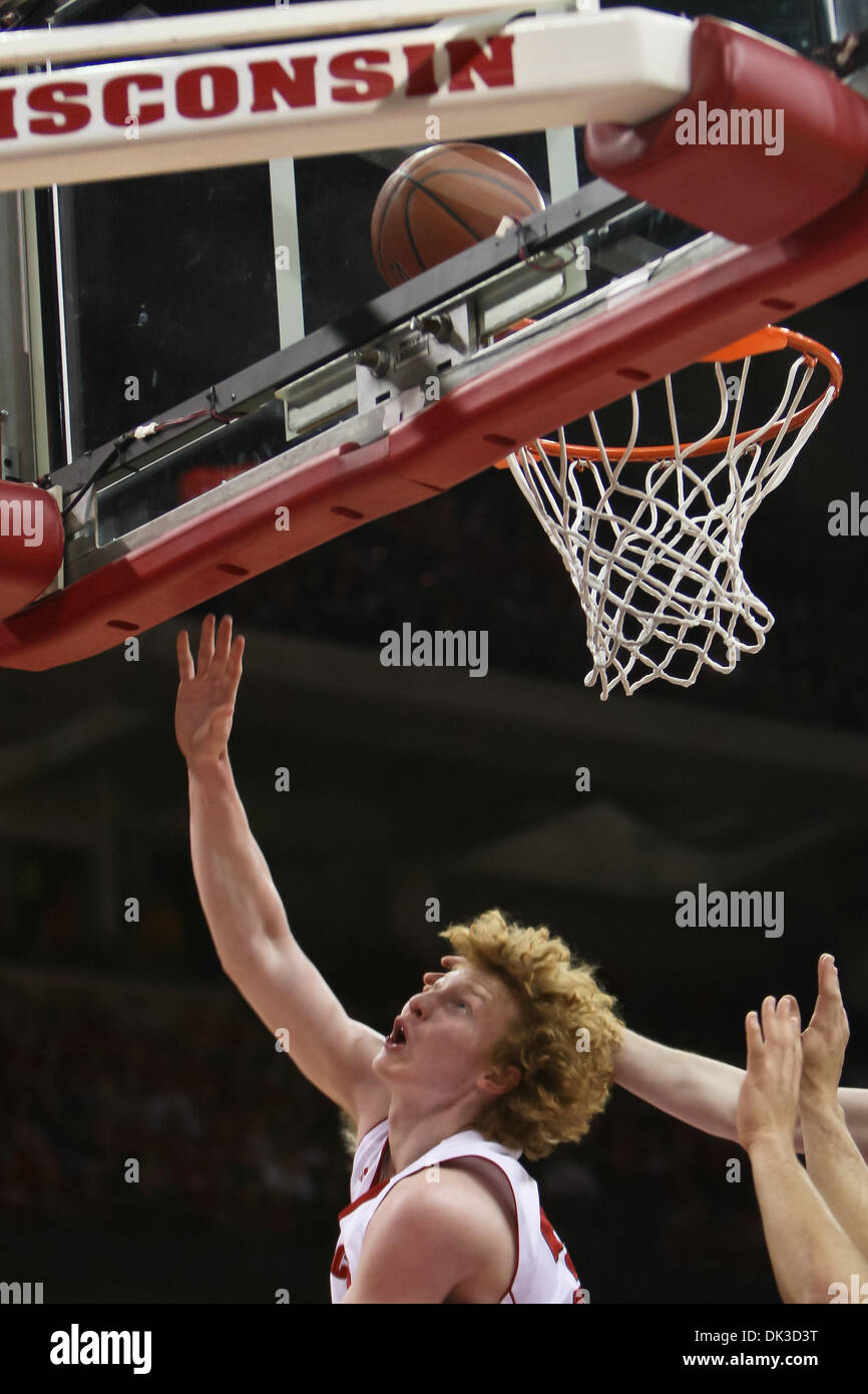 27. Februar 2011 - Madison, Wisconsin, USA - Wisconsin vorwärts Mike Bruesewitz (31) punktet unter dem Korb. Wisconsin besiegte Northwestern 78-63 im Kohl Center in Madison, Wisconsin. (Kredit-Bild: © John Fisher/Southcreek Global/ZUMAPRESS.com) Stockfoto
