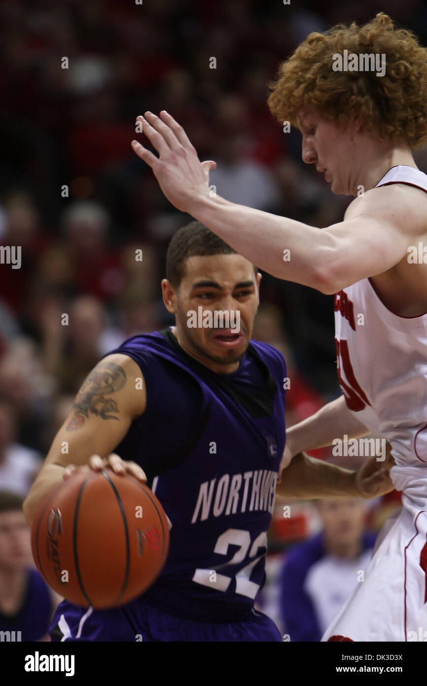 27. Februar 2011 - vorwärts Madison, Wisconsin, USA - Nordwesten Wache, Michael Thompson (22) in Wisconsin läuft, Mike Bruesewitz (31) auf dem Laufwerk. Wisconsin besiegte Northwestern 78-63 im Kohl Center in Madison, Wisconsin. (Kredit-Bild: © John Fisher/Southcreek Global/ZUMAPRESS.com) Stockfoto