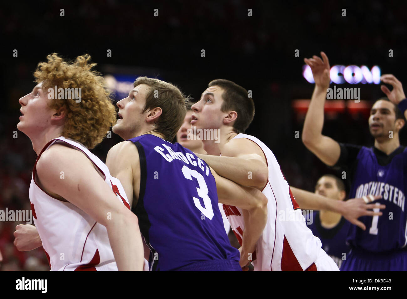 27. Februar 2011 - Madison, Wisconsin, USA - Wisconsin nach vorne, das Blockieren von Mike Bruesewitz (31) und Josh Gasser, Northwestern vorwärts Mike Capocci (3) beim Freiwurf-Versuch. Wisconsin besiegte Northwestern 78-63 im Kohl Center in Madison, Wisconsin. (Kredit-Bild: © John Fisher/Southcreek Global/ZUMAPRESS.com) Stockfoto