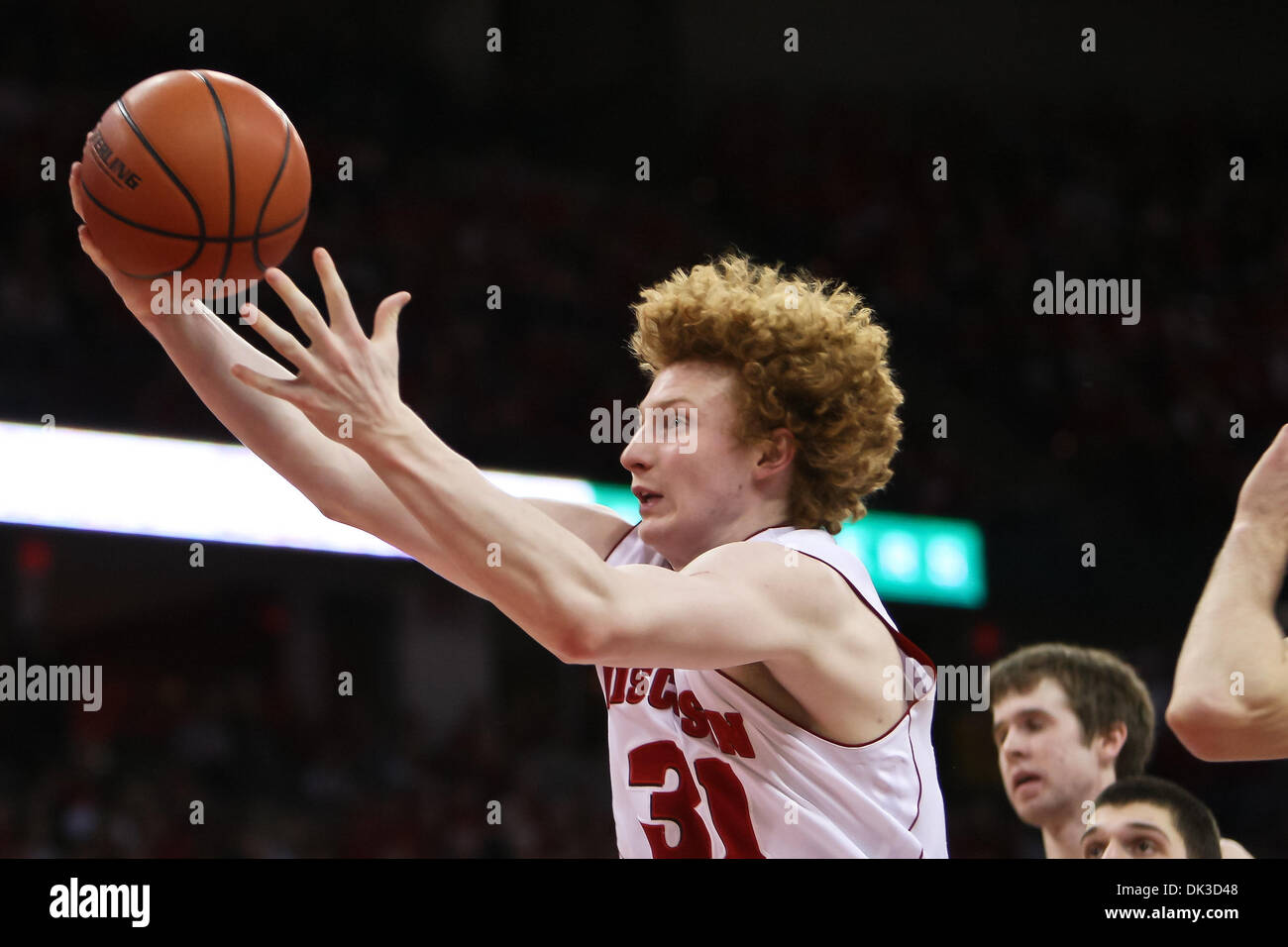27. Februar 2011 - Madison, Wisconsin, USA - packt Wisconsin vorwärts Mike Bruesewitz (31) die Erholung im zweiten Halbjahr Aktion. Wisconsin besiegte Northwestern 78-63 im Kohl Center in Madison, Wisconsin. (Kredit-Bild: © John Fisher/Southcreek Global/ZUMAPRESS.com) Stockfoto
