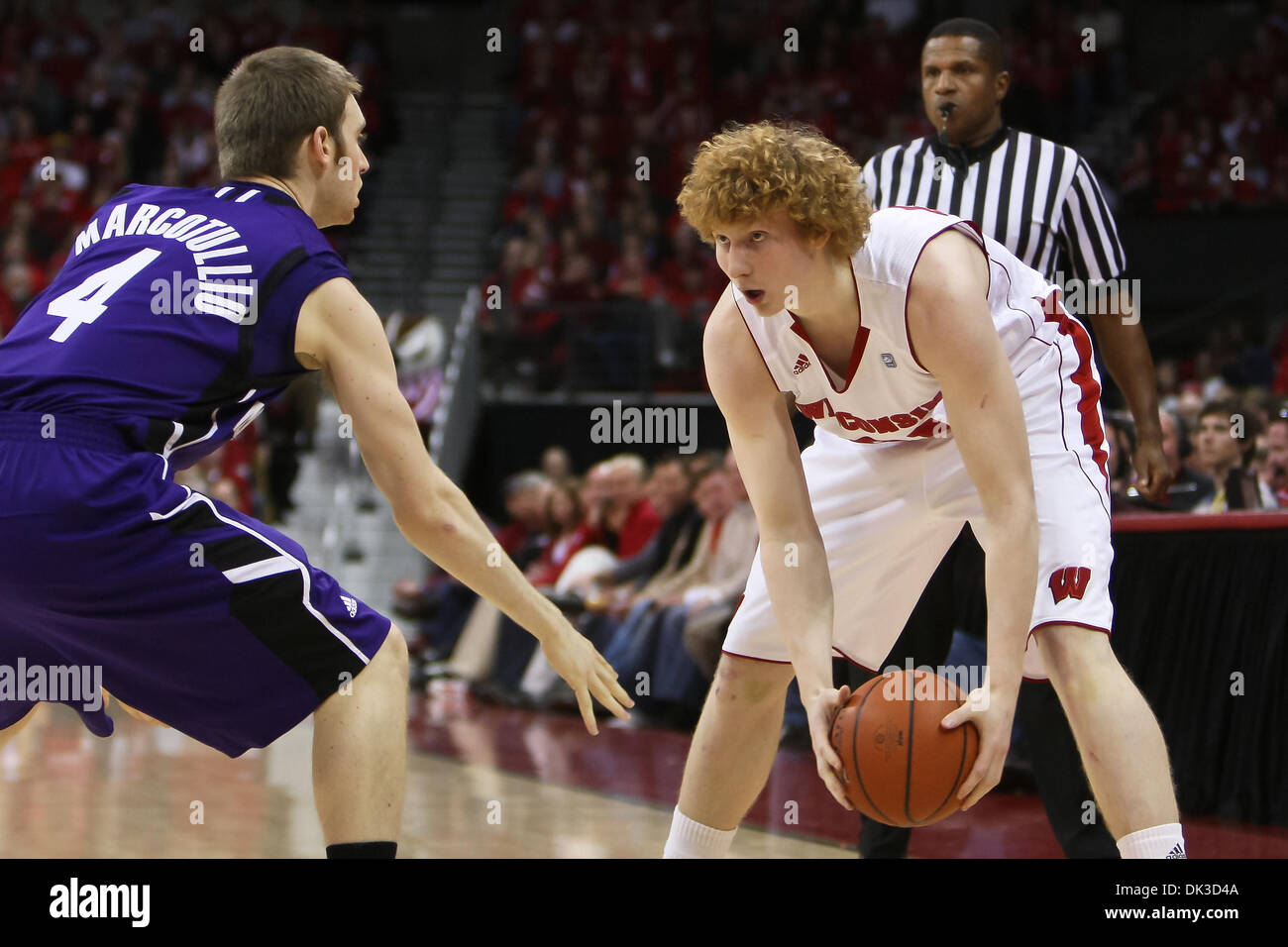 27. Februar 2011 - bewachen Madison, Wisconsin, USA - Wisconsin vorwärts Mike Bruesewitz (31) wird bewacht von Northwestern Alex Marcotullio (4). Wisconsin besiegte Northwestern 78-63 im Kohl Center in Madison, Wisconsin. (Kredit-Bild: © John Fisher/Southcreek Global/ZUMAPRESS.com) Stockfoto